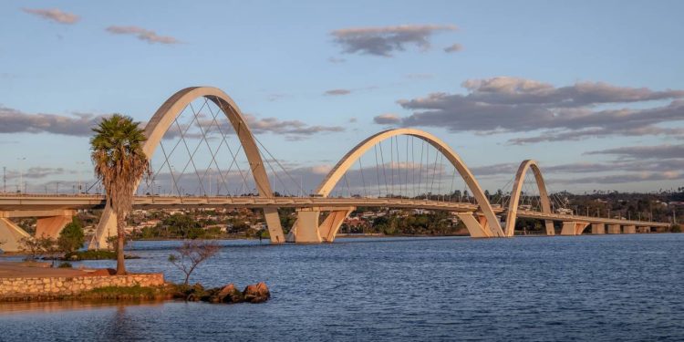 Com 1.200 metros e 3 arcos colossais, a ponte em Brasília surge como um recorde da engenharia premiada de Alexandre Chan
