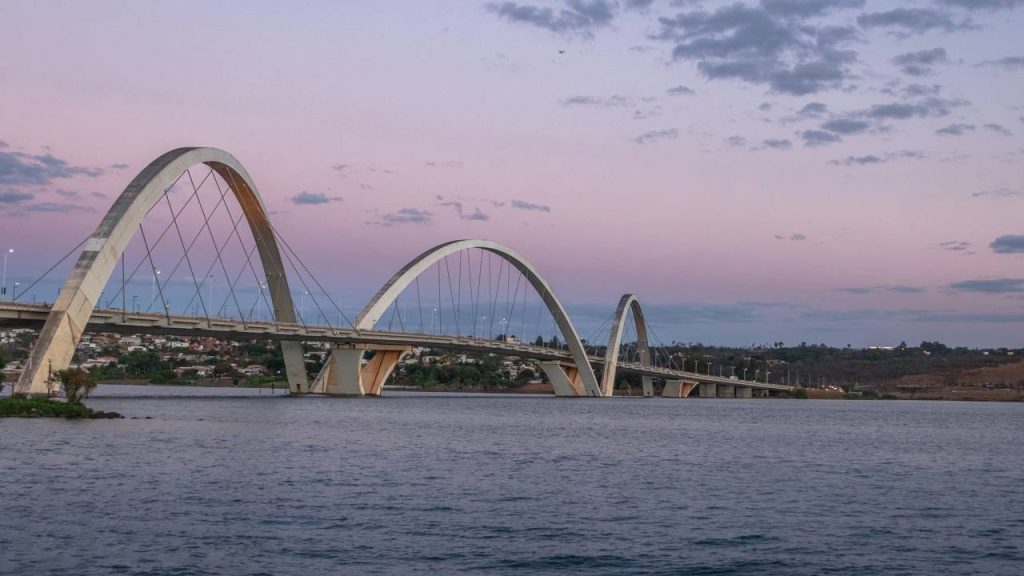 Com 1.200 metros e 3 arcos colossais, a ponte em Brasília surge como um recorde da engenharia premiada de Alexandre Chan