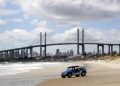 A monumental estrutura estaiada de 1,78 km que se eleva a 55 metros sobre o rio para ligar as praias da zona norte de Natal inaugurada em 2007