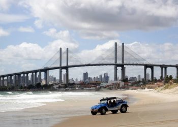 A monumental estrutura estaiada de 1,78 km que se eleva a 55 metros sobre o rio para ligar as praias da zona norte de Natal inaugurada em 2007