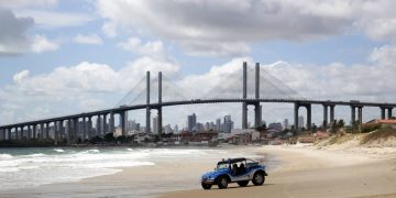 A monumental estrutura estaiada de 1,78 km que se eleva a 55 metros sobre o rio para ligar as praias da zona norte de Natal inaugurada em 2007