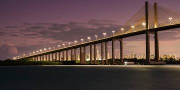 Com 1.800 metros de extensão e 100 metros de altura, a ponte em Natal surge como um marco da engenharia no Nordeste