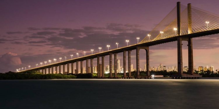 Com 1.800 metros de extensão e 100 metros de altura, a ponte em Natal surge como um marco da engenharia no Nordeste