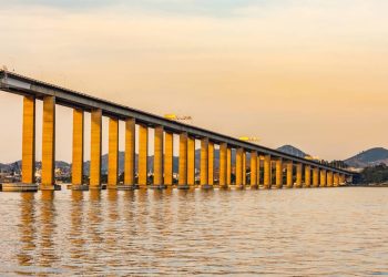 Com 13.290 metros de extensão, a ponte monumental sobre a Baía de Guanabara surge como um recorde da engenharia nacional