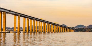 Com 13.290 metros de extensão, a ponte monumental sobre a Baía de Guanabara surge como um recorde da engenharia nacional