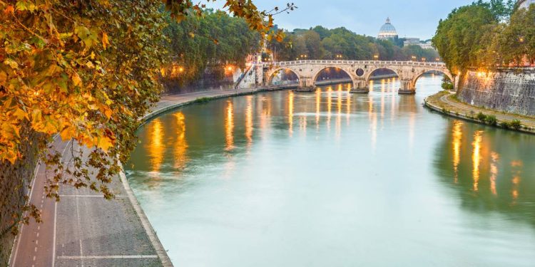 Com quatro arcos de pedra datados de 1473 e um óculo central, a estrutura sobre o rio Tibre é um dos maiores monumentos da Renascença italiana