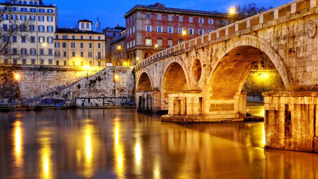 Com quatro arcos de pedra datados de 1473 e um óculo central, a estrutura sobre o rio Tibre é um dos maiores monumentos da Renascença italiana