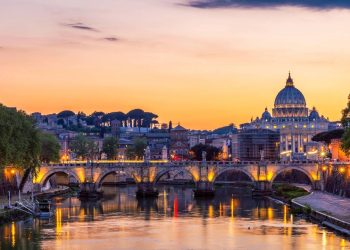 Com 108 metros de comprimento e arcadas de pedra, a ponte monumental sobre o rio Tibre surge como um marco da engenharia do século XIX