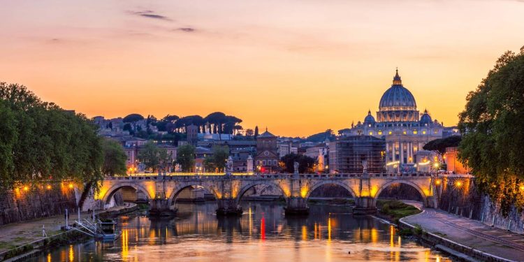 Com 108 metros de comprimento e arcadas de pedra, a ponte monumental sobre o rio Tibre surge como um marco da engenharia do século XIX