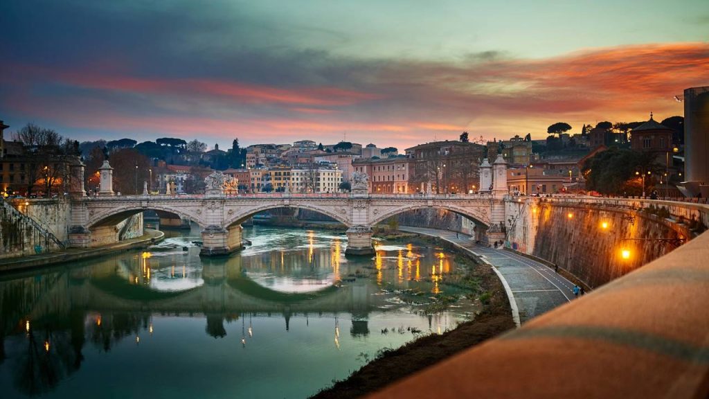 Com 108 metros de comprimento e arcadas de pedra, a ponte monumental sobre o rio Tibre surge como um marco da engenharia do século XIX