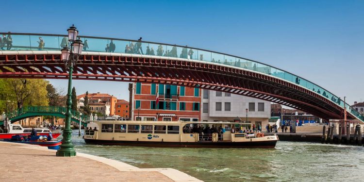 Com seus 94 metros de extensão e degraus de vidro e pedra, a ponte de Calatrava de 2008 tornou-se o acesso mais polêmico e moderno de Veneza