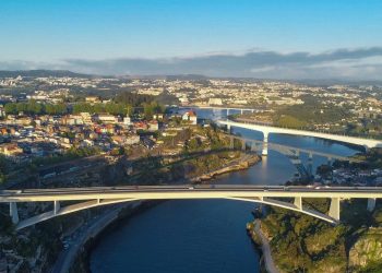 Com um arco de concreto de 280 metros de vão, a ponte portuguesa surgiu como o recorde mundial em sua categoria de engenharia