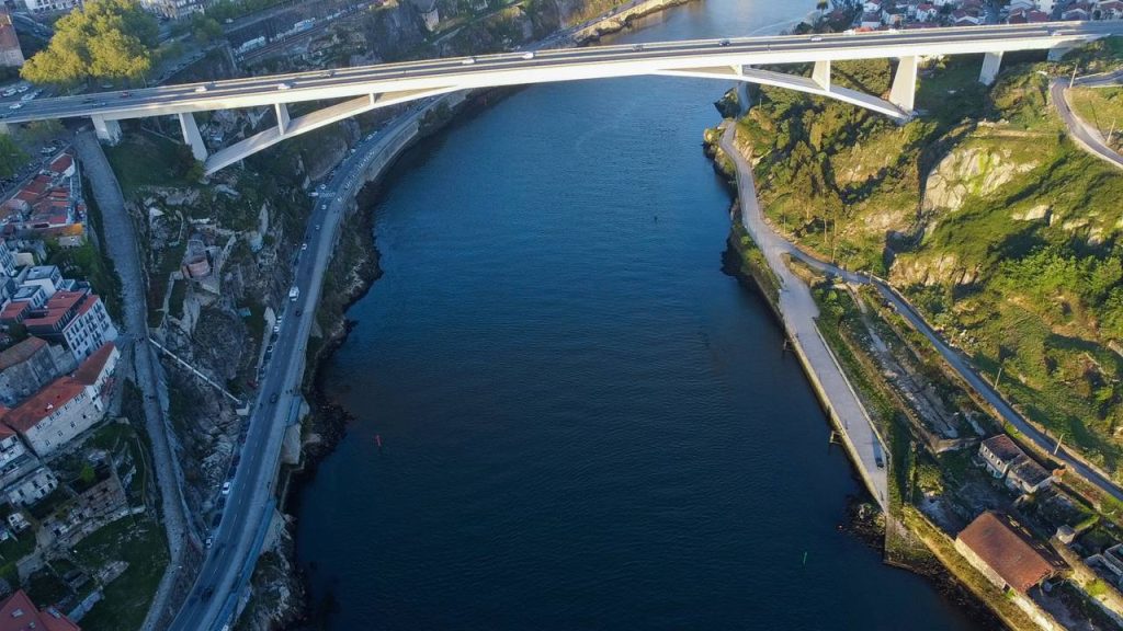 Com um arco de concreto de 280 metros de vão, a ponte portuguesa surgiu como o recorde mundial em sua categoria de engenharia