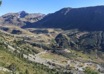 Alcançando 2.072 metros de altura nos Pirineus, a rota espanhola surge como um verdadeiro desafio de engenharia para vencer a neve