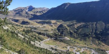 Alcançando 2.072 metros de altura nos Pirineus, a rota espanhola surge como um verdadeiro desafio de engenharia para vencer a neve