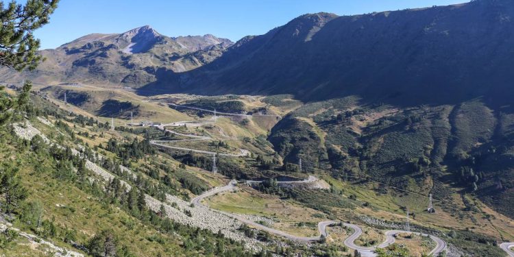 Alcançando 2.072 metros de altura nos Pirineus, a rota espanhola surge como um verdadeiro desafio de engenharia para vencer a neve
