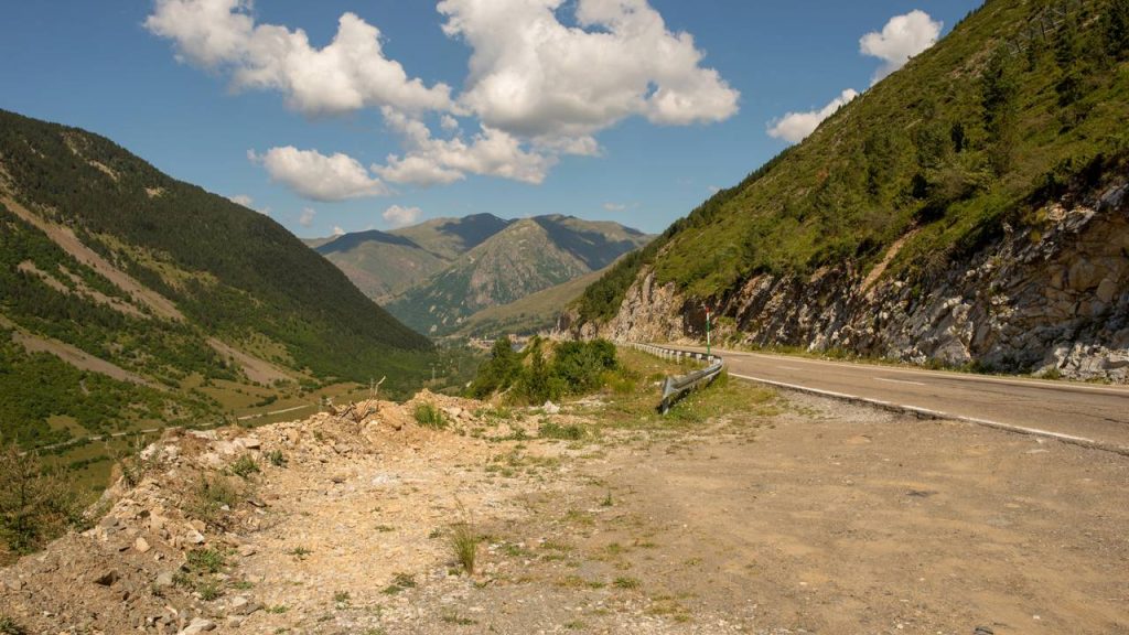 Alcançando 2.072 metros de altura nos Pirineus, a rota espanhola surge como um verdadeiro desafio de engenharia para vencer a neve