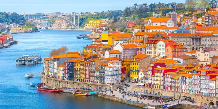 Com suas pontes de ferro e 2.000 anos de história, a cidade portuguesa virou o grande embaixador do vinho fortificado e do barroco no Douro