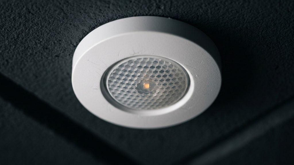 Instalar sensores de presença em corredores e garagens corta o desperdício de luz e aumenta a vida útil das lâmpadas em três vezes