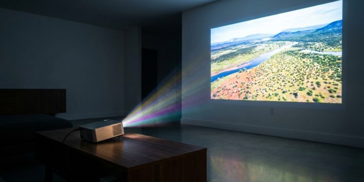 Projetores LED portáteis entregam tela de 100 polegadas custando um terço do preço de uma Smart TV gigante e consomem menos energia