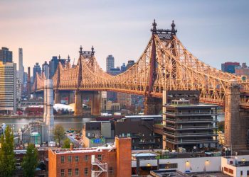 Com 1.135 metros de extensão e toneladas de aço, a imponente ponte em treliça que une Manhattan ao Queens virou um ícone da infraestrutura de Nova York