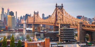 Com 1.135 metros de extensão e toneladas de aço, a imponente ponte em treliça que une Manhattan ao Queens virou um ícone da infraestrutura de Nova York