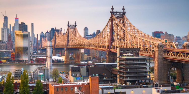 Com 1.135 metros de extensão e toneladas de aço, a imponente ponte em treliça que une Manhattan ao Queens virou um ícone da infraestrutura de Nova York