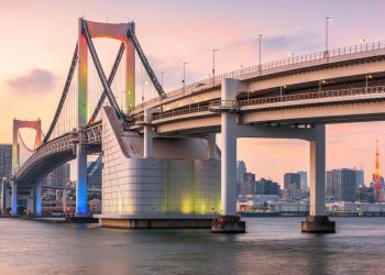 Com 798 metros de extensão e 126 metros de altura, a ponte de Tóquio quebra um recorde de engenharia e iluminação