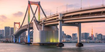 Com 798 metros de extensão e 126 metros de altura, a ponte de Tóquio quebra um recorde de engenharia e iluminação