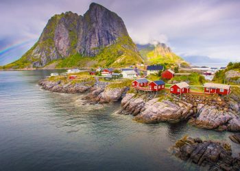 Com suas cabanas vermelhas e picos de 450 metros de altura, a vila de Reine surge como o destino mais cênico do Círculo Polar Ártico