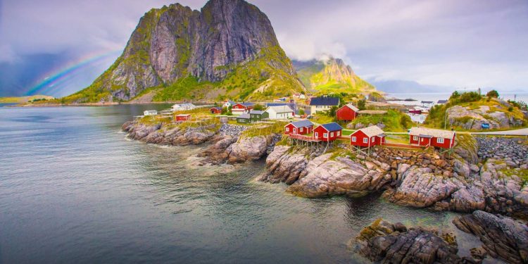Com suas cabanas vermelhas e picos de 450 metros de altura, a vila de Reine surge como o destino mais cênico do Círculo Polar Ártico