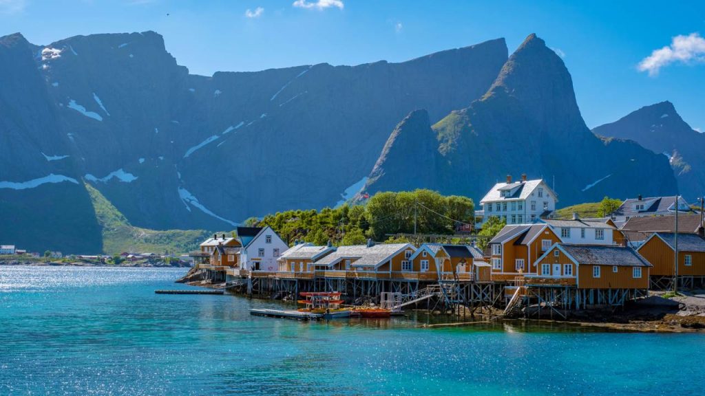 Com suas cabanas vermelhas e picos de 450 metros de altura, a vila de Reine surge como o destino mais cênico do Círculo Polar Ártico