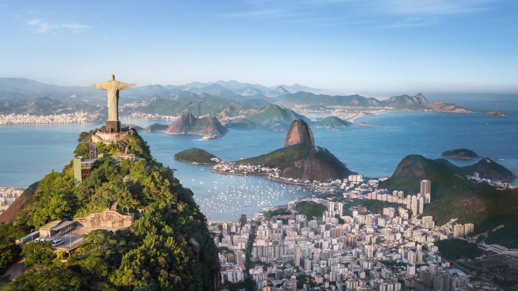Cidade fundada em 1565 é o maior ícone turístico do país, e encanta o mundo com suas praias famosas e o Pão de Açúcar na capital do estado