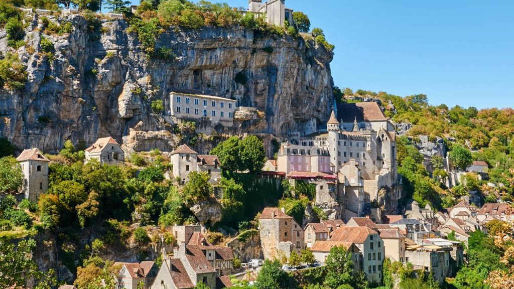 Fundada no século XII em um penhasco vertical, Rocamadour é um destino ideal para peregrinos e amantes da arquitetura francesa
