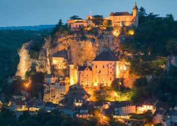 Fundada no século XII em um penhasco vertical, Rocamadour é um destino ideal para peregrinos e amantes da arquitetura francesa
