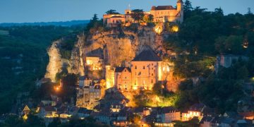 Fundada no século XII em um penhasco vertical, Rocamadour é um destino ideal para peregrinos e amantes da arquitetura francesa