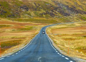 Com 129 km de extensão e túneis submarinos, a E69 na Noruega surge como a rodovia mais ao norte do mundo e um marco de engenharia no Ártico
