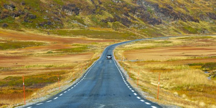 Com 129 km de extensão e túneis submarinos, a E69 na Noruega surge como a rodovia mais ao norte do mundo e um marco de engenharia no Ártico