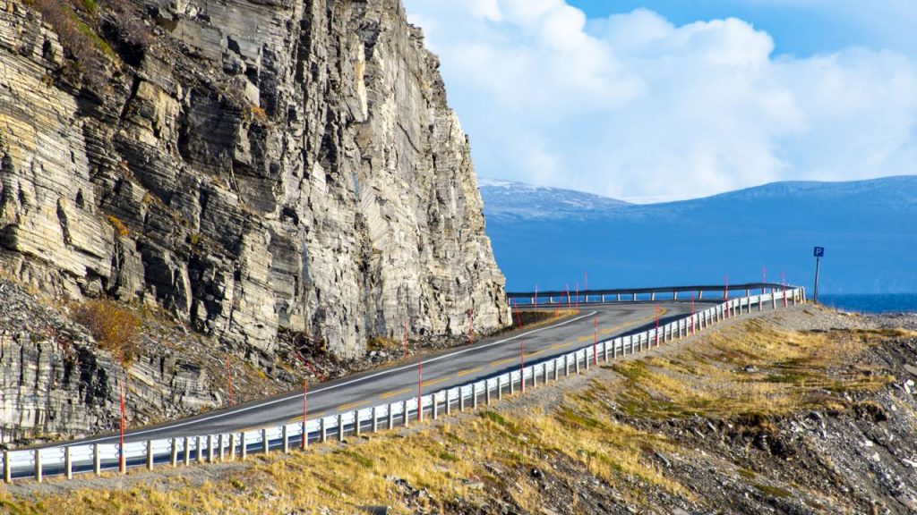 Com 129 km de extensão e túneis submarinos, a E69 na Noruega surge como a rodovia mais ao norte do mundo e um marco de engenharia no Ártico