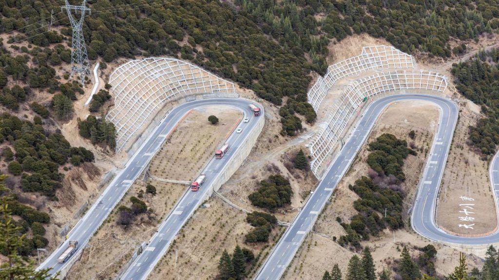 Com 2.142 km de extensão pelas montanhas, a rodovia mística da China desafia recordes de altitude e riscos de deslizamentos