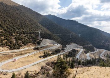 Com 2.142 km de extensão pelas montanhas, a rodovia mística da China desafia recordes de altitude e riscos de deslizamentos