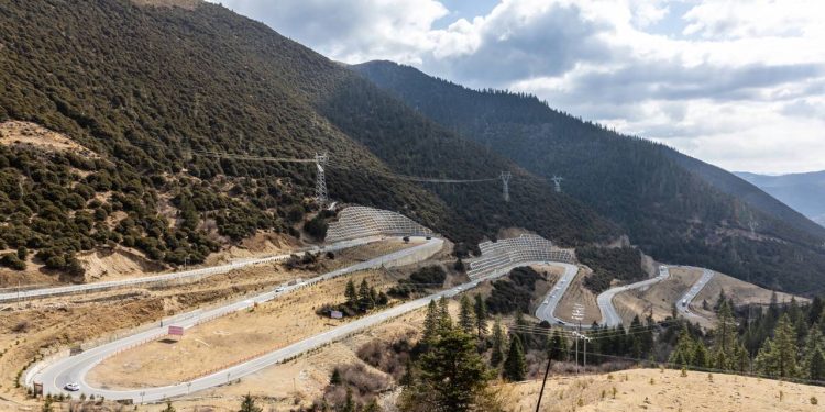 Com 2.142 km de extensão pelas montanhas, a rodovia mística da China desafia recordes de altitude e riscos de deslizamentos