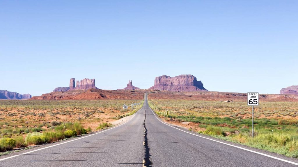 Com 72 km cortando o Monument Valley, a Route 163 surge como a estrada mais icônica do cinema americano e um recorde de vistas