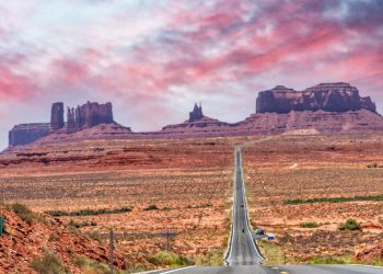 Com 72 km cortando o Monument Valley, a Route 163 surge como a estrada mais icônica do cinema americano e um recorde de vistas