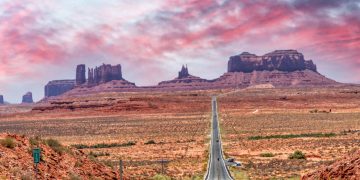 Com 72 km cortando o Monument Valley, a Route 163 surge como a estrada mais icônica do cinema americano e um recorde de vistas