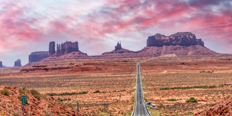 Com 72 km cortando o Monument Valley, a Route 163 surge como a estrada mais icônica do cinema americano e um recorde de vistas