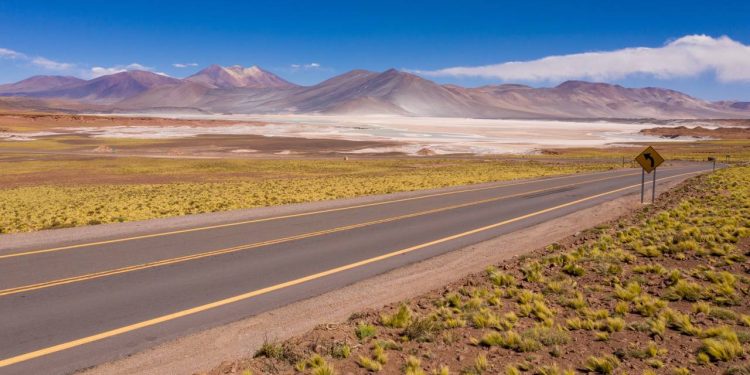 Com 318 km e até 4.810 metros de altura no Atacama, a rota chilena surge como um exemplo de engenharia extrema