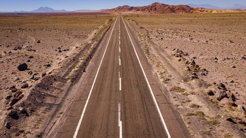Com 318 km e até 4.810 metros de altura no Atacama, a rota chilena surge como um exemplo de engenharia extrema