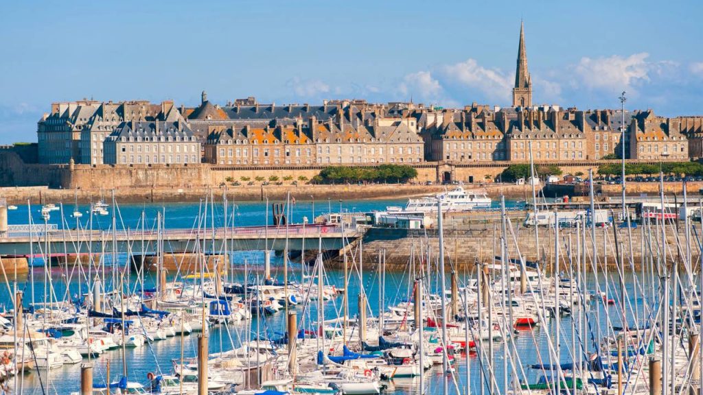 Com suas muralhas de granito de 2.000 metros de extensão, a cidade portuária iniciada no século XII virou a maior fortaleza marítima da Bretanha