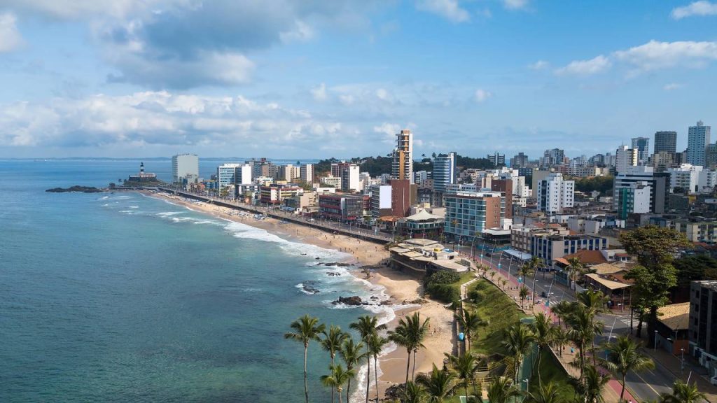 Cidade fundada em 1549 é a maior do Nordeste em história colonial, e encanta turistas com sua cultura vibrante e gastronomia de dendê na capital